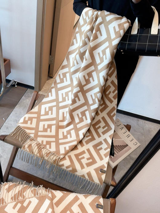 秋冬特惠💰150 芬迪围巾 女神及日常都非常好搭配的款 平时穿搭也非常好搭配 商品图3