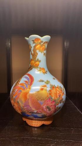 蓝地富贵大吉葵口赏瓶