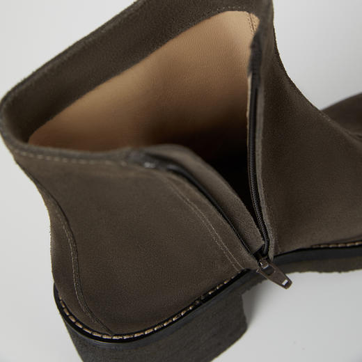 ROMI STUDIO“率性自我”丝光牛反绒拼牛皮方头粗跟短靴RW24LP30855 商品图3