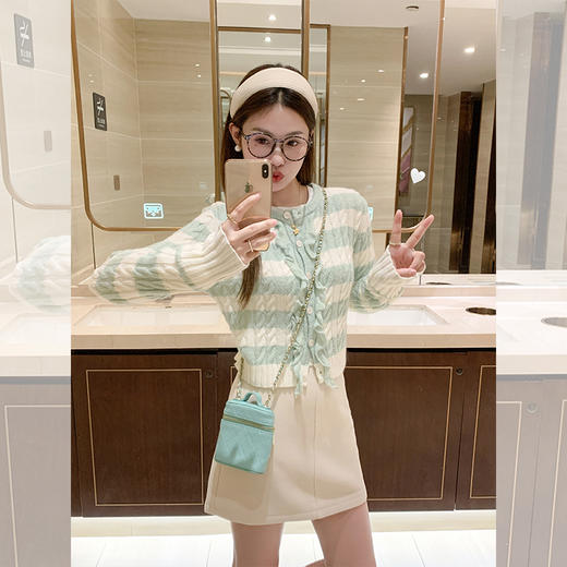 【169元任选2件】最后一波现货！设计感修身短款条纹系扣毛织衫 商品图3