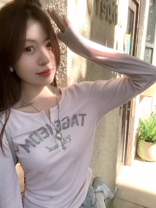 <曾小咸推荐>微信粉丝秒杀专场 仅此今天 活动结束下架【解锁甜酷】2色字母印花打底衫 日常119.99/件 立减60 秒杀59.99/件！！ 商品图1