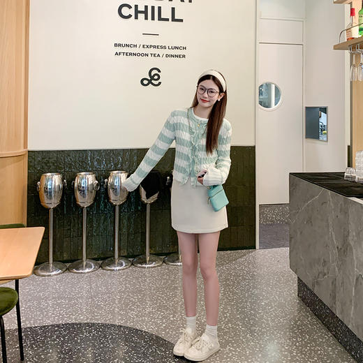 【169元任选2件】最后一波现货！设计感修身短款条纹系扣毛织衫 商品图4