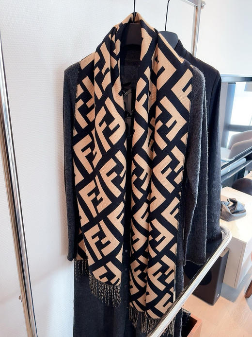 秋冬特惠💰150 芬迪围巾 女神及日常都非常好搭配的款 平时穿搭也非常好搭配 商品图5