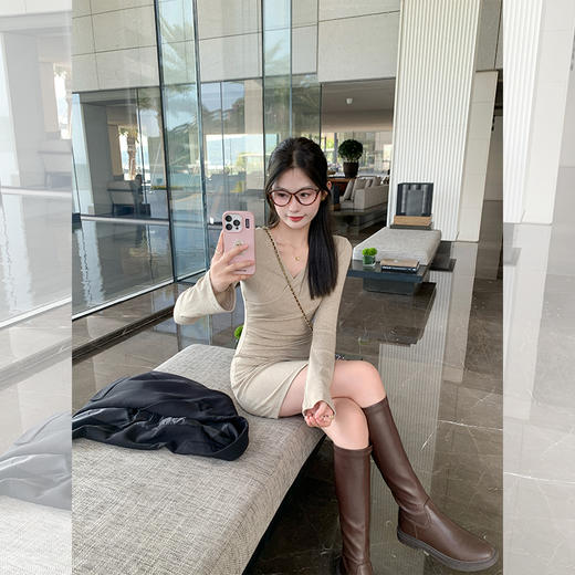 <曾小咸推荐>辣妹风2色长袖V领修身连衣裙 日常149.99/件 立减80 秒杀69.99/件！！ 商品图1