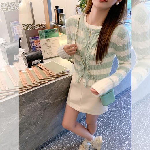 【169元任选2件】最后一波现货！设计感修身短款条纹系扣毛织衫 商品图2