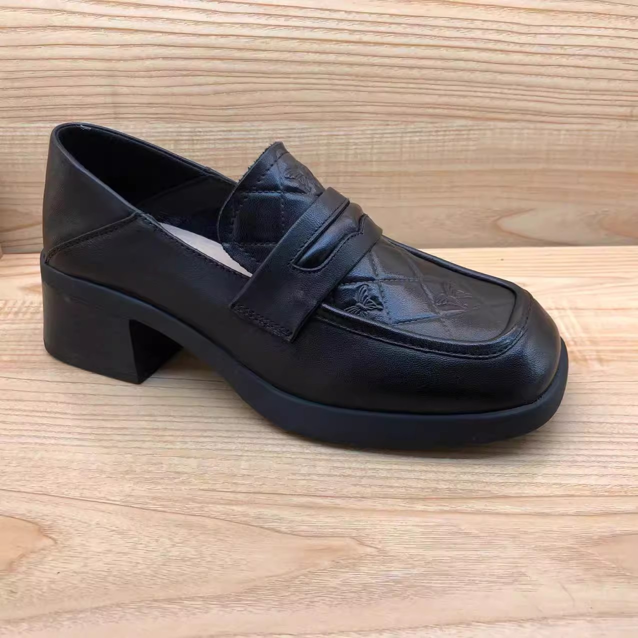 豪行春季新款时尚软底真皮粗跟方头乐福鞋女单鞋24112503