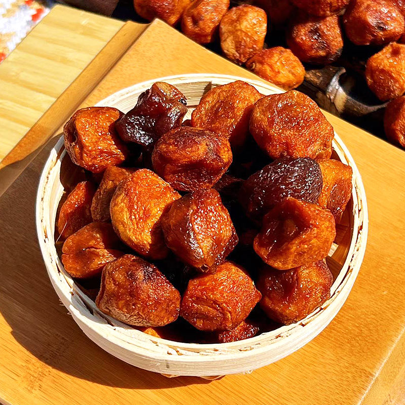 『新疆阿克苏吊干杏』自然风干0添加，杏肉厚软肥糯、甜而不腻，杏仁甘脆、敲开可食，杏香浓郁