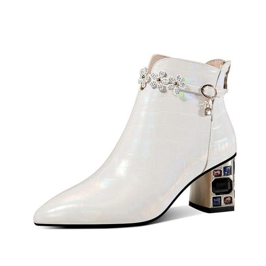 【预售5天】新款头层幻彩牛皮短靴时尚吊坠水钻尖头粗高跟时装靴XME&W9533 商品图3