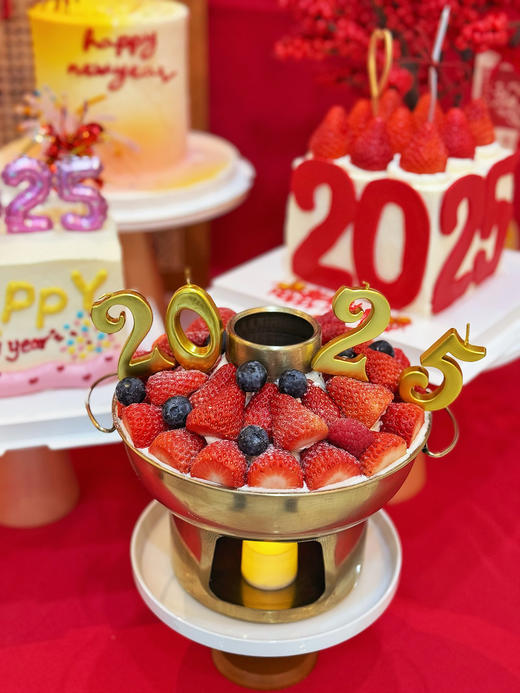 新年限定 红火2025🔥火锅盆装草莓奶油蛋糕（赠送2025蜡烛一套、蜡烛灯一个） 商品图1