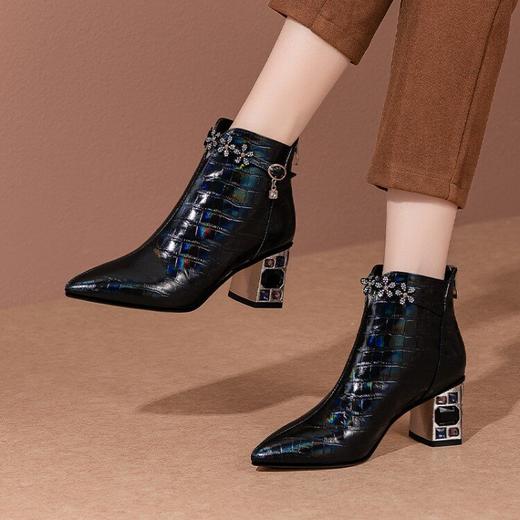 【预售5天】新款头层幻彩牛皮短靴时尚吊坠水钻尖头粗高跟时装靴XME&W9533 商品图2
