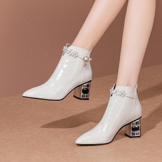 【预售5天】新款头层幻彩牛皮短靴时尚吊坠水钻尖头粗高跟时装靴XME&W9533 商品图1