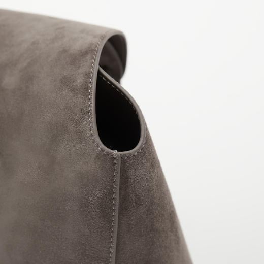 ROMI STUDIO“包容自我”头层羊皮绒面大容量单肩水桶包RW24LP31413 商品图3