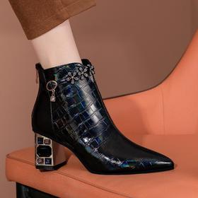 【预售5天】新款头层幻彩牛皮短靴时尚吊坠水钻尖头粗高跟时装靴XME&W9533