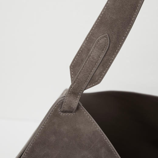 ROMI STUDIO“包容自我”头层羊皮绒面大容量单肩水桶包RW24LP31413 商品图2