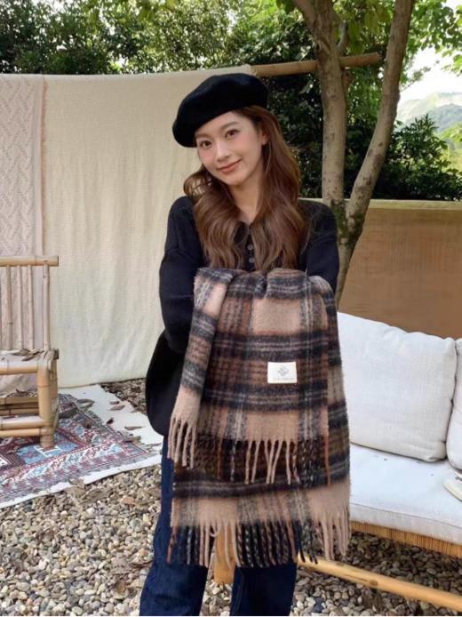 😍【美拉德格纹围巾】✨姐妹们，🍂秋冬的氛围感🉑少不了一条绝美围巾加持呀🧣！ 今天给大家挖到一款宝藏 💗—— 美拉德格纹围巾，颜值🍃、质感双双在线，一整个爱住。🔥 商品图4