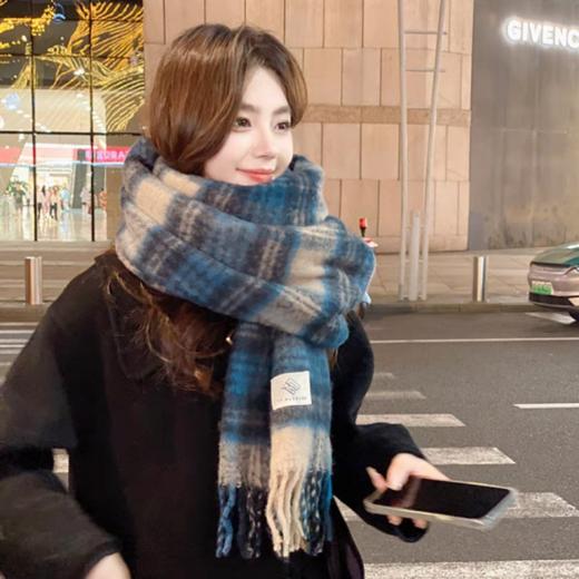 😍【美拉德格纹围巾】✨姐妹们，🍂秋冬的氛围感🉑少不了一条绝美围巾加持呀🧣！ 今天给大家挖到一款宝藏 💗—— 美拉德格纹围巾，颜值🍃、质感双双在线，一整个爱住。🔥 商品图3