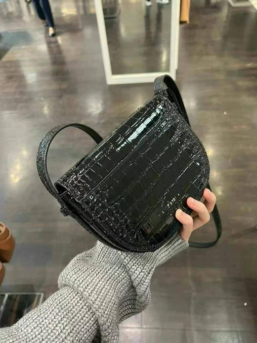 💰699美国直邮Mk Reed系列马鞍包小猪包，鳄鱼纹亮面材质，容量非常🉑，超级轻便，四个颜色🉑选，20*14*5cm 商品图3