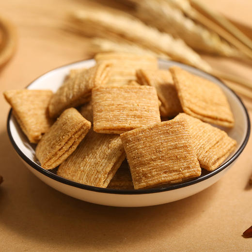 【小麦锅巴酥】四川特产黄老五小麦锅巴酥香酥脆口锅巴成都办公室休闲零食小吃，小麦锅巴酥170克*4袋，香辣味、烧烤味，酥脆咸口小零食~ 商品图1