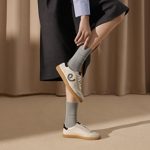 千百度羊皮时尚休闲鞋女款透气的复古德训鞋运动鞋A25144677 商品图4