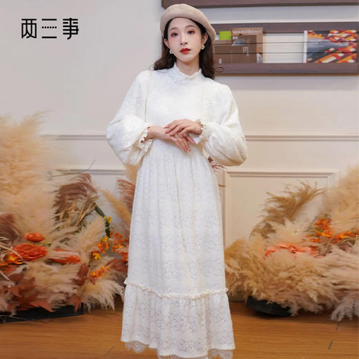两三事 白雪公主 2024冬季新款甜美荷叶边高领花朵图案毛绒连衣裙 商品图0