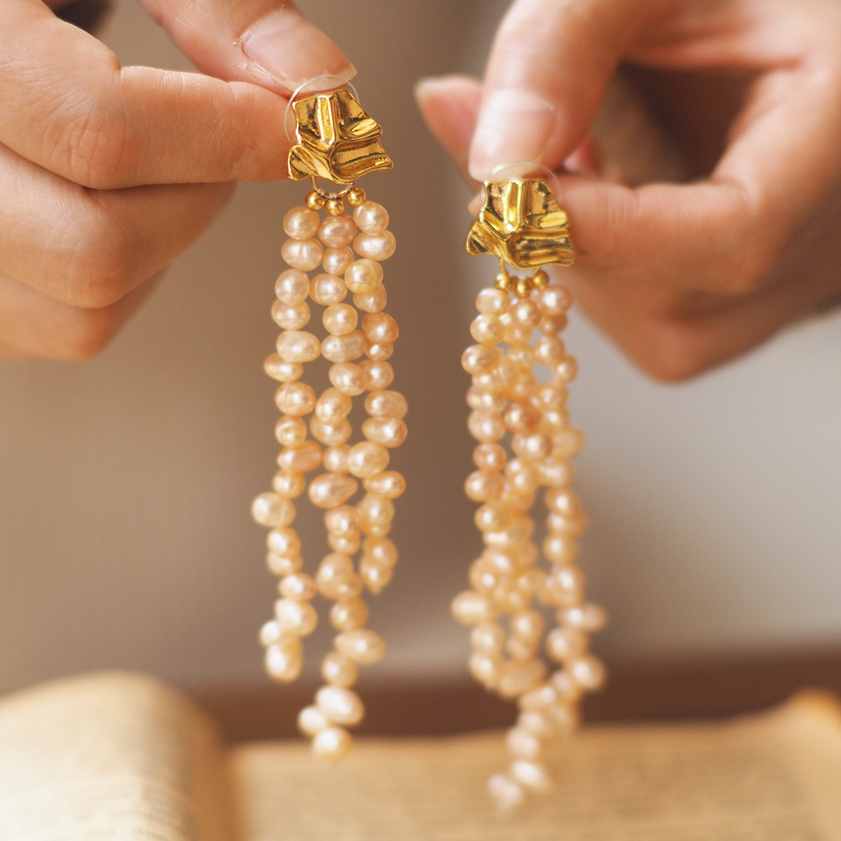 摇曳生姿。白粉紫三色长流苏天然巴洛克珍珠耳环不规则