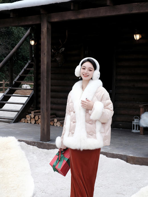 盛唐婧| 千里江山粉黛佳人真丝鹅毛羽绒服 商品图0