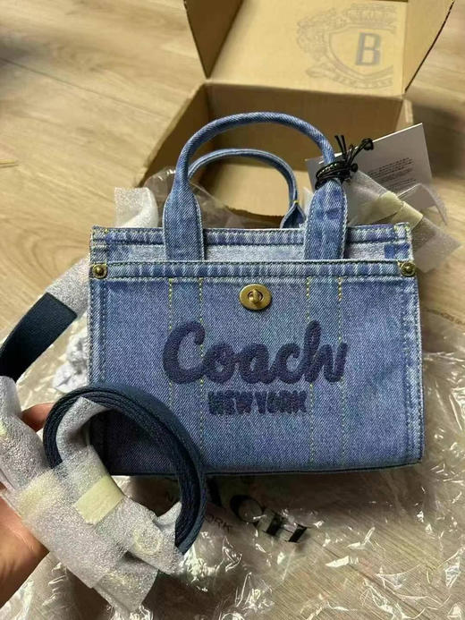 💰1399直邮到手✈️✈️专柜款🇺🇸新款上市Coach cargo mini 牛仔帆布tote，超级大爆款！！日常出门超实用，搭配宽版肩带，这个价格闭眼入啦～20*15*11cm 商品图0