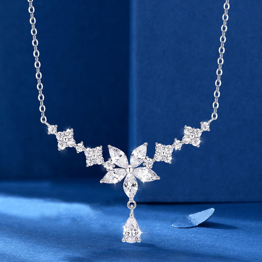 卡蒂罗/KADER 朝露花影项链 璀璨繁花满镶宝石闪耀吸睛设计可调节流苏锁骨链 灵动水滴梦幻甜美吊坠 925银 商品图4