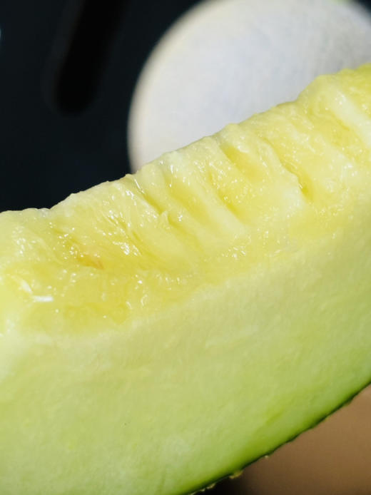 蜜蜂授粉牛三瓜空运而来，口感极好，常温放两天 底部微软 就可以用勺子挖来吃～ 商品图1