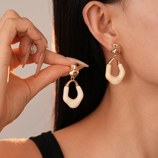 【高级感❗️轻奢小众几何耳坠】不规则银针耳环时尚欧美褶皱金属感树脂复古气质耳饰女本命年新年礼物 商品图2