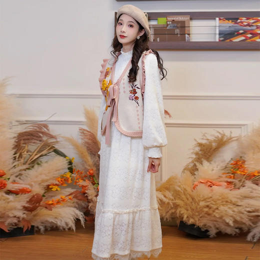 两三事 白雪公主 2024冬季新款甜美荷叶边高领花朵图案毛绒连衣裙 商品图1