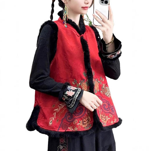 TY527重工刺绣缎面马甲2024冬季复古风绒边绗棉里马夹女士中式坎肩黑色 商品图4