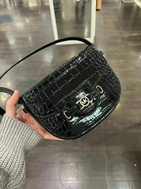 💰699美国直邮Mk Reed系列马鞍包小猪包，鳄鱼纹亮面材质，容量非常🉑，超级轻便，四个颜色🉑选，20*14*5cm