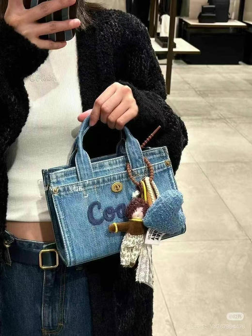 💰1399直邮到手✈️✈️专柜款🇺🇸新款上市Coach cargo mini 牛仔帆布tote，超级大爆款！！日常出门超实用，搭配宽版肩带，这个价格闭眼入啦～20*15*11cm 商品图1