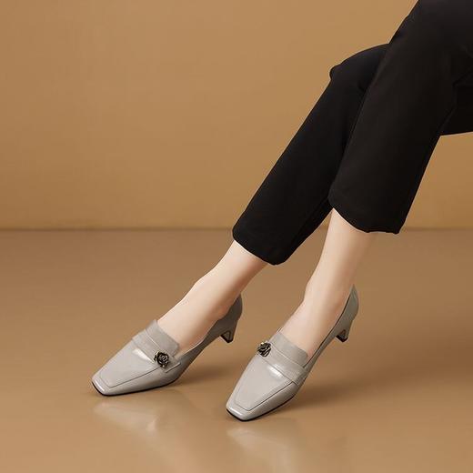 【预售5天】春季新款牛漆皮方头小金扣法式复古山茶花粗跟乐福鞋高跟单鞋HY&H3575 商品图2