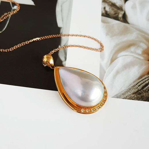 【天然正品】AU750黄金镶钻镶天然水滴形拼合海水珍珠吊坠项链101224NJS24 现售价：2680 商品图2