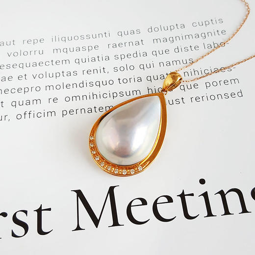 【天然正品】AU750黄金镶钻镶天然水滴形拼合海水珍珠吊坠项链101224NJS24 现售价：2680 商品图3