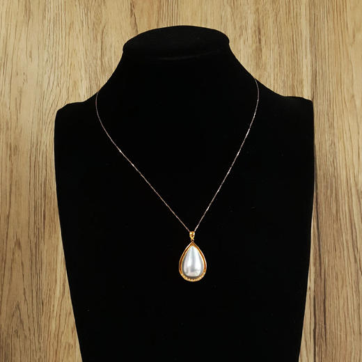 【天然正品】AU750黄金镶钻镶天然水滴形拼合海水珍珠吊坠项链101224NJS24 现售价：2680 商品图6