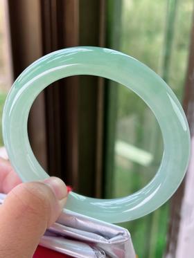 52圆条翡翠手镯