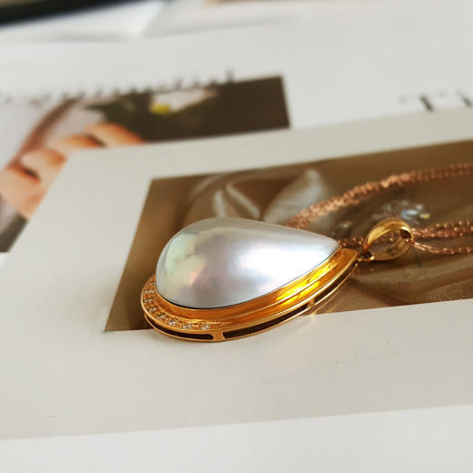 【天然正品】AU750黄金镶钻镶天然水滴形拼合海水珍珠吊坠项链101224NJS24 现售价：2680 商品图4