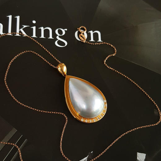 【天然正品】AU750黄金镶钻镶天然水滴形拼合海水珍珠吊坠项链101224NJS24 现售价：2680 商品图5