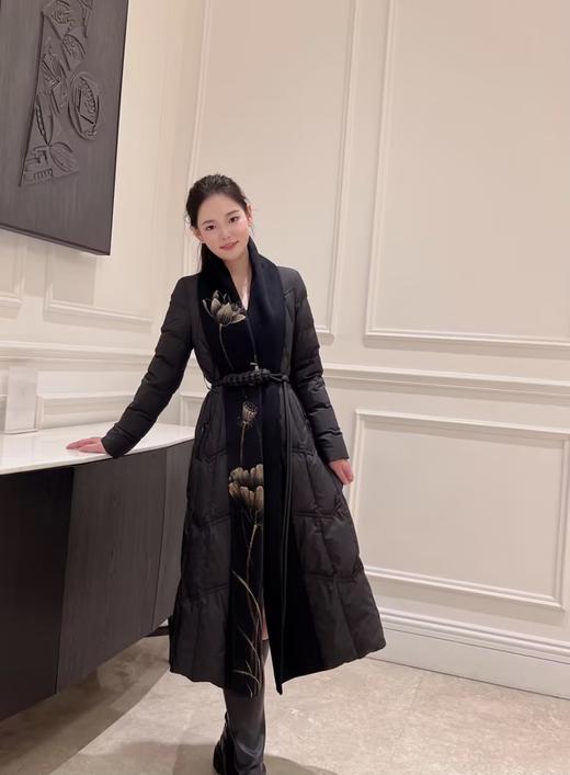 SZ1R52_漆黑色_羽绒服_冬季_V领菱格绗缝编织腰带收腰长款过膝_高级女装_BERNIEELEN 伯妮斯茵 商品图3