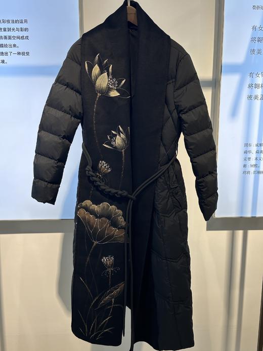 SZ1R52_漆黑色_羽绒服_冬季_V领菱格绗缝编织腰带收腰长款过膝_高级女装_BERNIEELEN 伯妮斯茵 商品图5