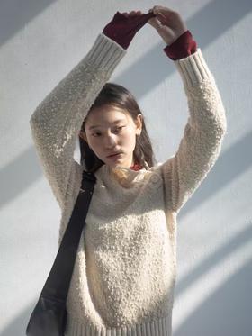 步履不停/4D13256C/慵懒休闲豆豆纱斜开领米色毛衣