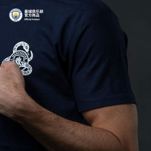 【官方正版】曼城俱乐部 | 2025蛇年简约印花T恤球迷短袖 商品图4