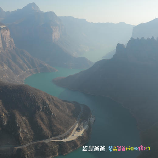 【袋鼠爸爸去哪儿 | 河南宝泉三山来迟·黄岩根民宿】民宿位于河南宝泉崖天下景区内，悬崖之巅碧水之上，俯瞰游龙湾及大峡谷，亲子房真的太适合带娃出门啦，套餐内含景区门票+围炉煮茶/咖啡套餐等多项福利 商品图9