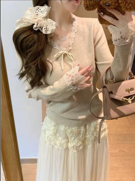 <曾小咸推荐>  V领蕾丝边拼接打底衫 商品图1