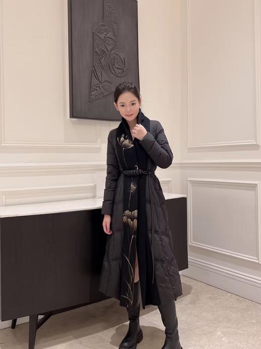 SZ1R52_漆黑色_羽绒服_冬季_V领菱格绗缝编织腰带收腰长款过膝_高级女装_BERNIEELEN 伯妮斯茵 商品图2