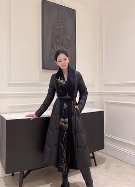 SZ1R52_漆黑色_羽绒服_冬季_V领菱格绗缝编织腰带收腰长款过膝_高级女装_BERNIEELEN 伯妮斯茵