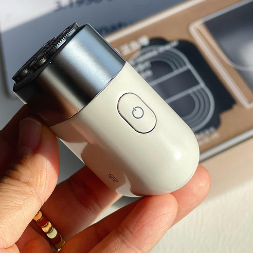 【只有手掌一半的剃须刀  出差旅行必备】±0便携剃须刀  个头小巧不占地  人体工学设计顺滑剃须  金属机身质感好  IPX7级防水  高转速剃须快速干净~ 商品图7